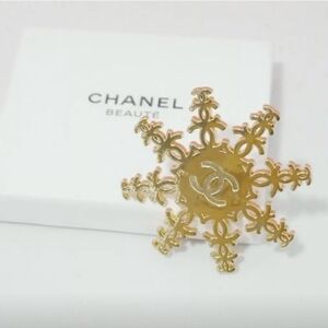CHANEL-Snowflake Pin (Gold 💛)